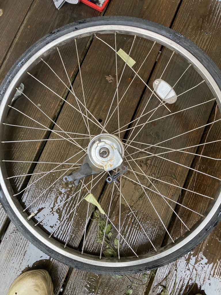 15mmの車軸ナットを緩めて後輪を外したところ